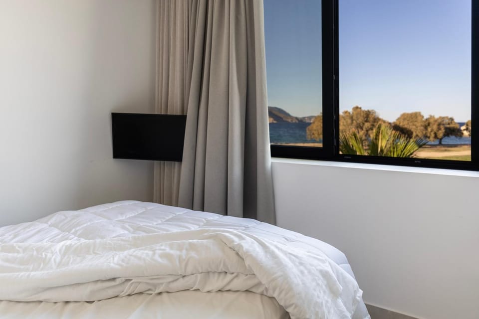 Bed, Natural landscape, TV and multimedia, Photo of the whole room, Bedroom, Mountain view, Sea view