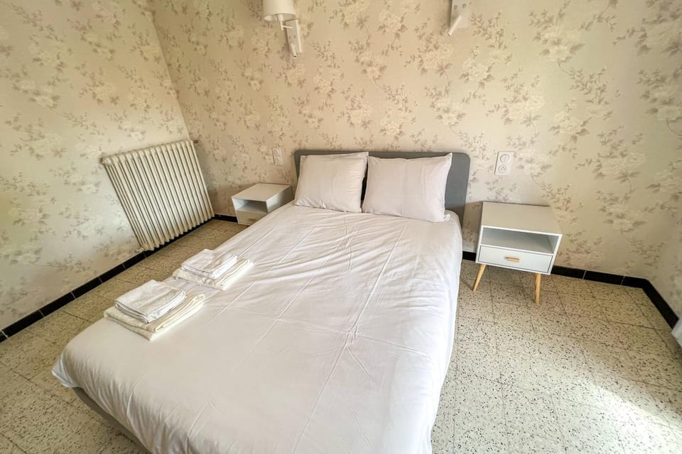 Bed, Photo of the whole room, Bedroom, towels