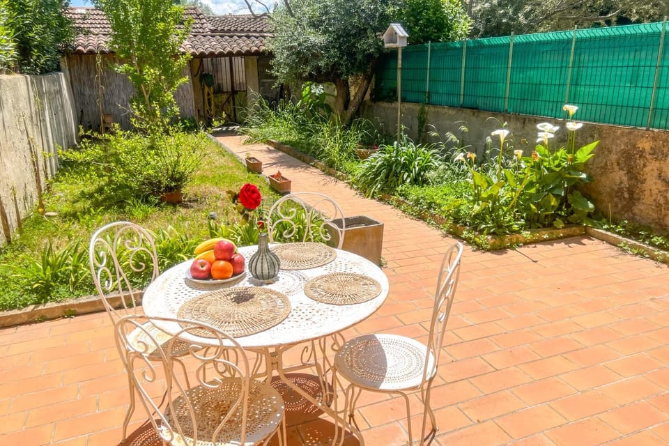 Property building, Garden, Dining area, Garden view