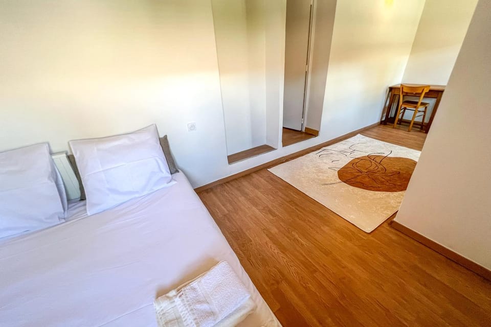 Bed, Photo of the whole room, Seating area, Bedroom, towels