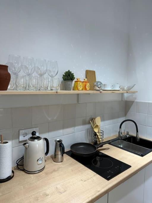 Coffee/tea facilities, Kitchen or kitchenette, stove