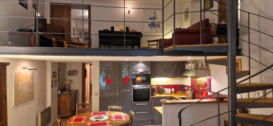 Kitchen or kitchenette, Living room, dishwasher, oven, stove, toaster, kitchen