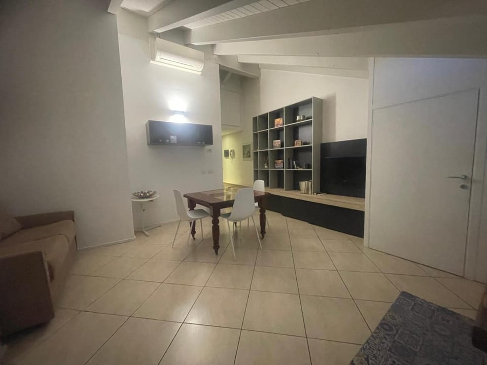 Milano-Como Elegant with AC e WIFI front station Apartment in Lombardy