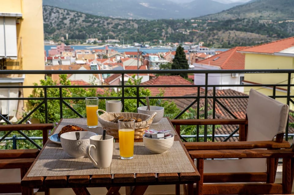 View (from property/room), Balcony/Terrace, City view, Mountain view