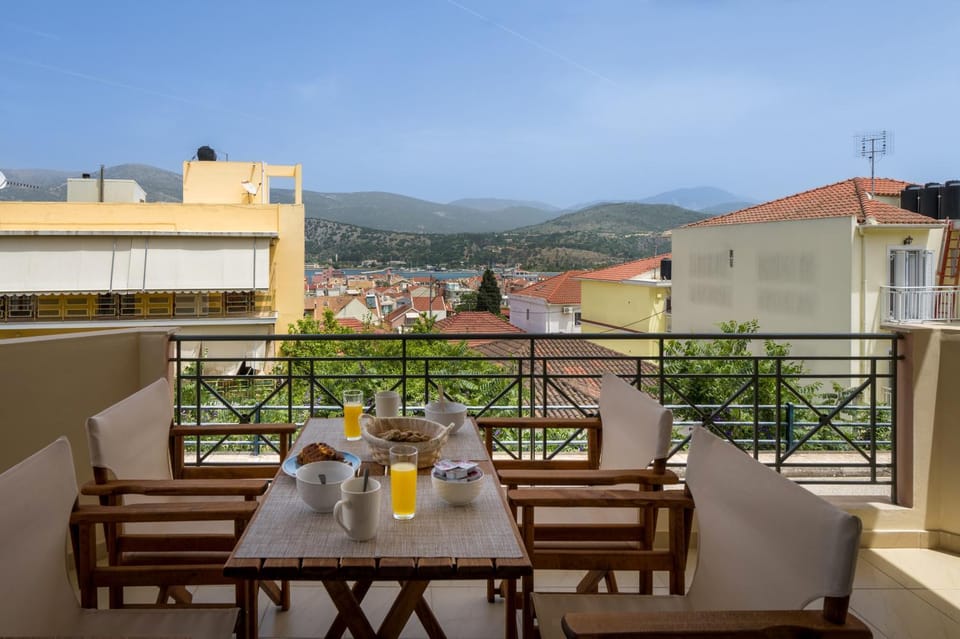 View (from property/room), Balcony/Terrace, City view, Mountain view
