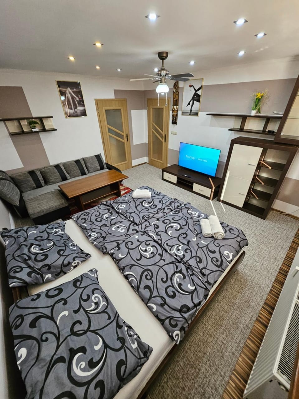 Communal lounge/ TV room, Bed, TV and multimedia, Living room, Photo of the whole room, Seating area, Evening entertainment, Bedroom, wardrobe