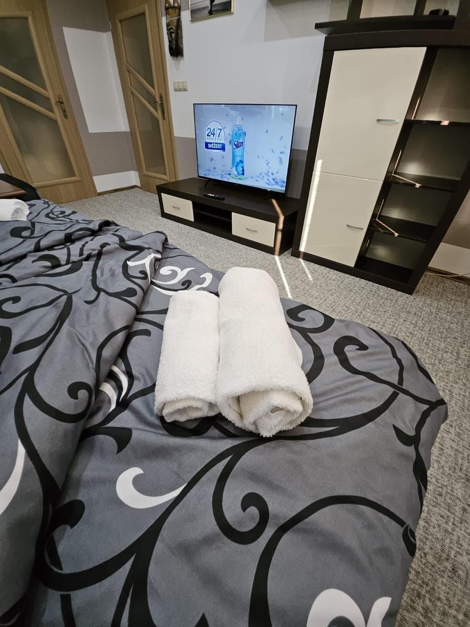 Bed, TV and multimedia, Photo of the whole room, Bedroom, towels