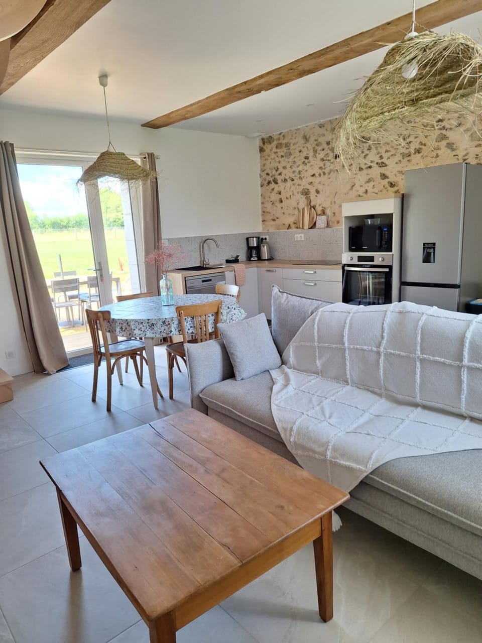 Kitchen or kitchenette, Living room, Seating area, Dining area