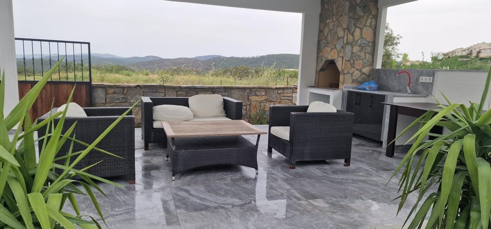 Patio, Natural landscape, Balcony/Terrace, Living room, Seating area, Dining area