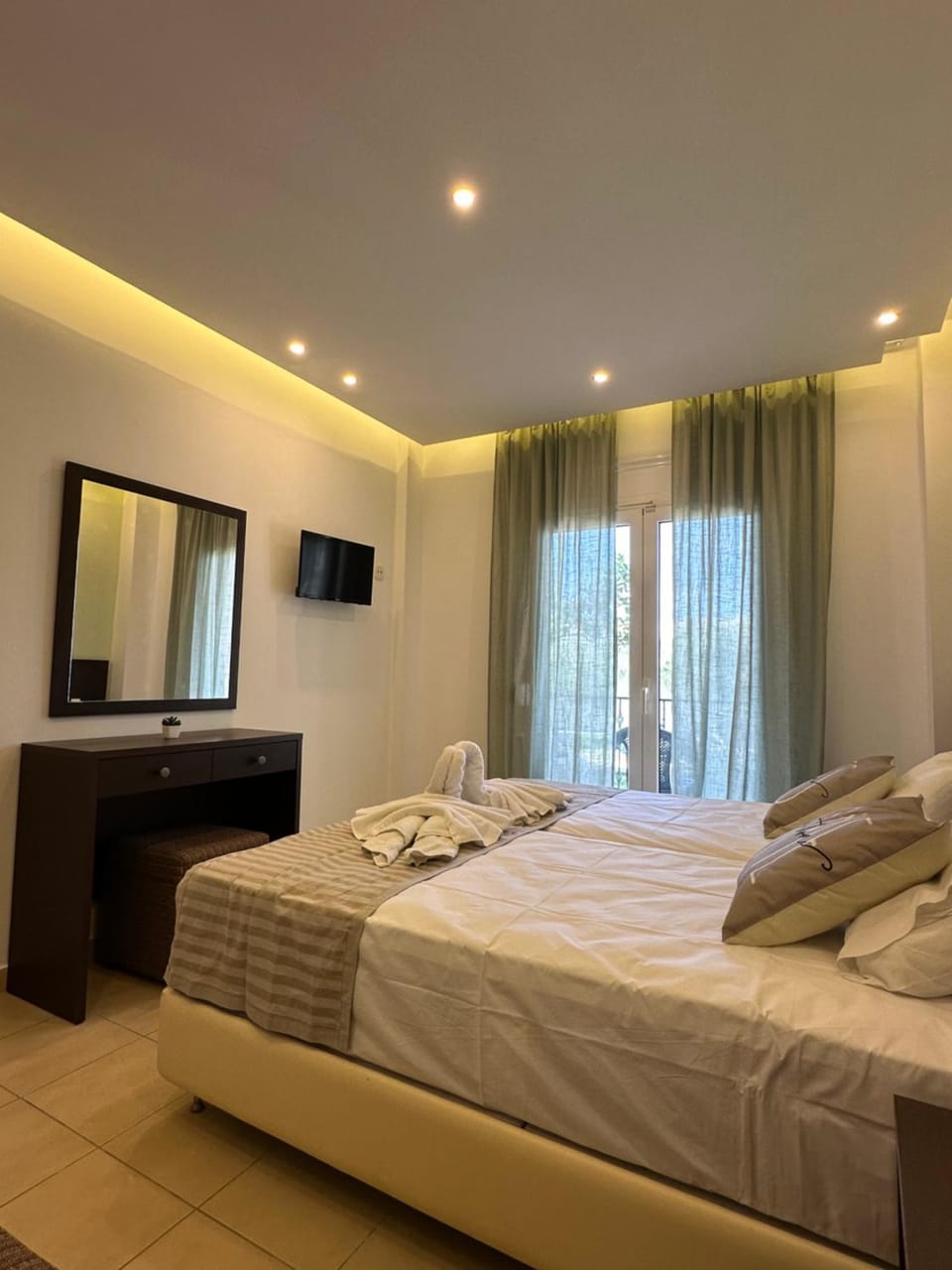 Bed, TV and multimedia, Photo of the whole room, Bedroom, towels