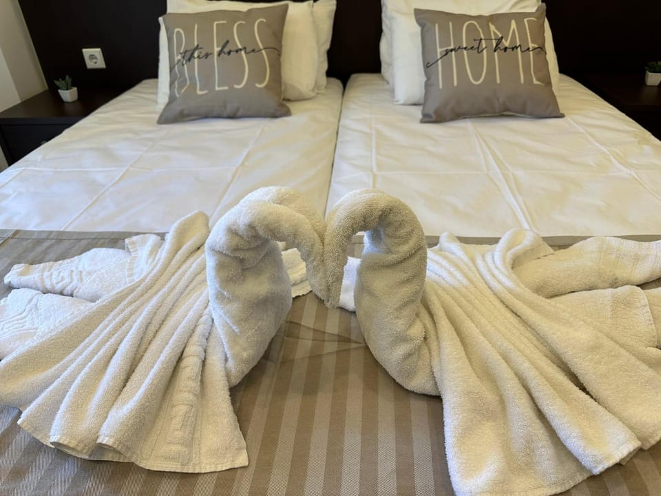 Bed, Bedroom, towels