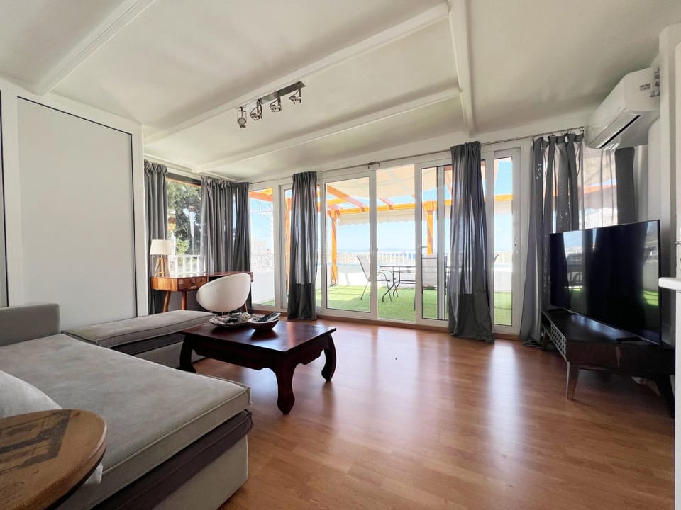 Riviera View Apartment in Vouliagmeni