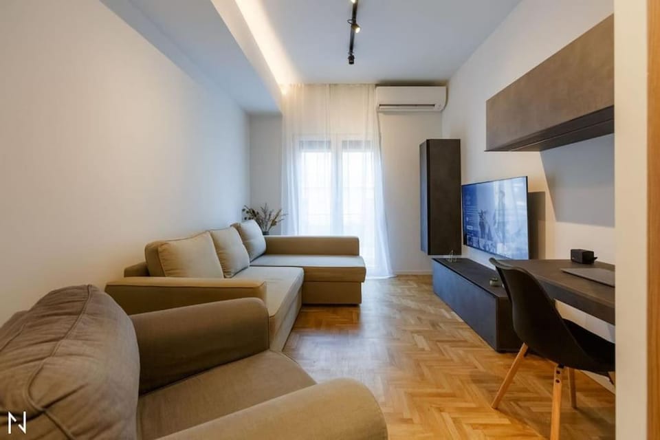 TV and multimedia, Living room, Seating area, Evening entertainment, air conditioner