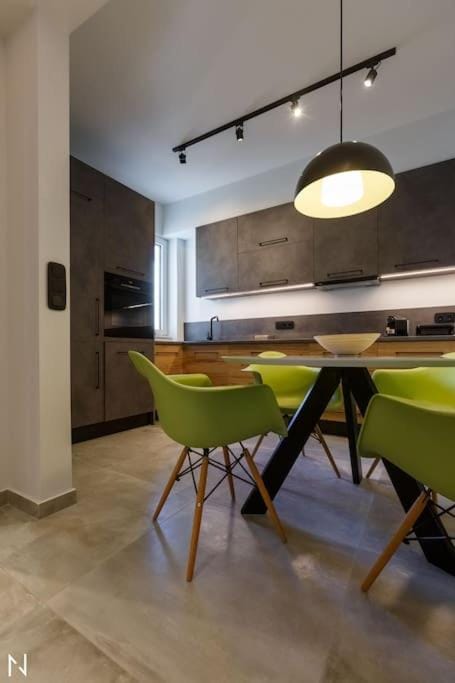 Kitchen or kitchenette, Dining area, oven