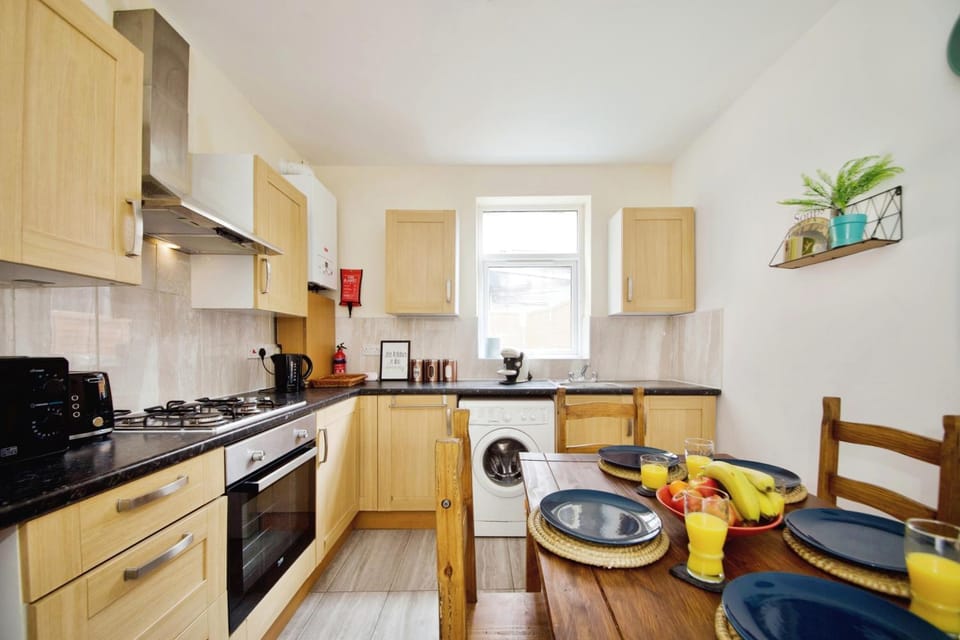 Coffee/tea facilities, Kitchen or kitchenette, Food and drinks, Dining area, Food, microwave, oven, stove, toaster, washing machine