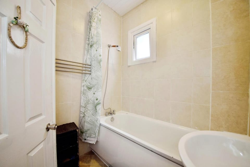 Shower, Toilet, Bathroom, Bath, towels