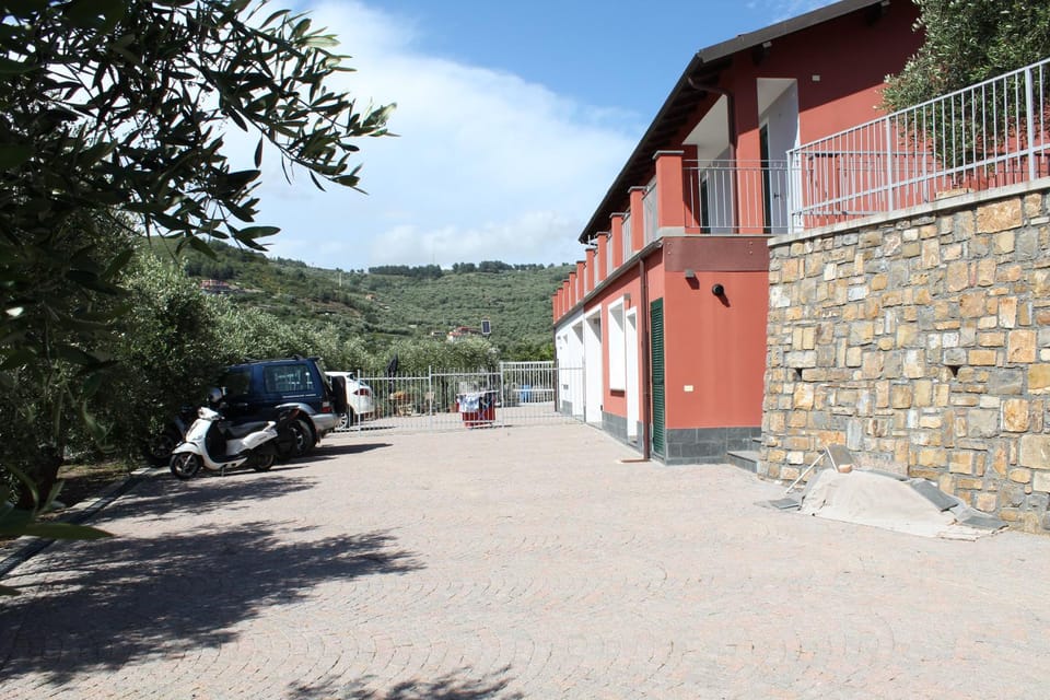 Property building, Day, Neighbourhood, Natural landscape, Mountain view, Parking