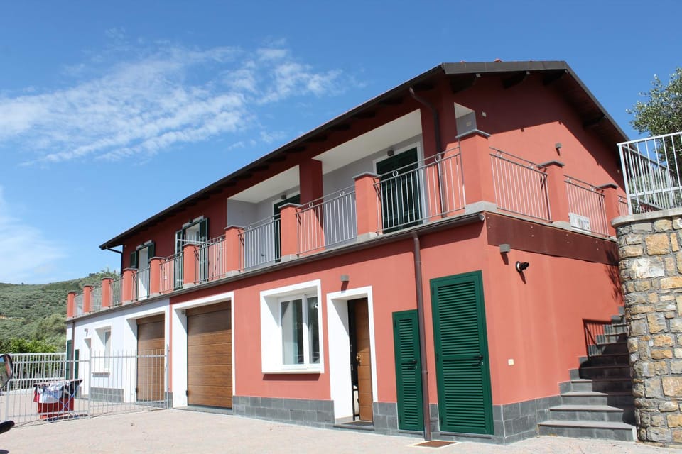 Property building, Day, Neighbourhood, Natural landscape, Parking