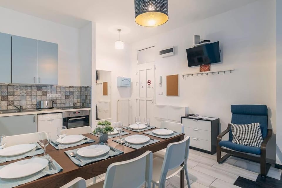 TV and multimedia, Kitchen or kitchenette, Living room, Seating area, Dining area, minibar, oven, pet friendly, stove