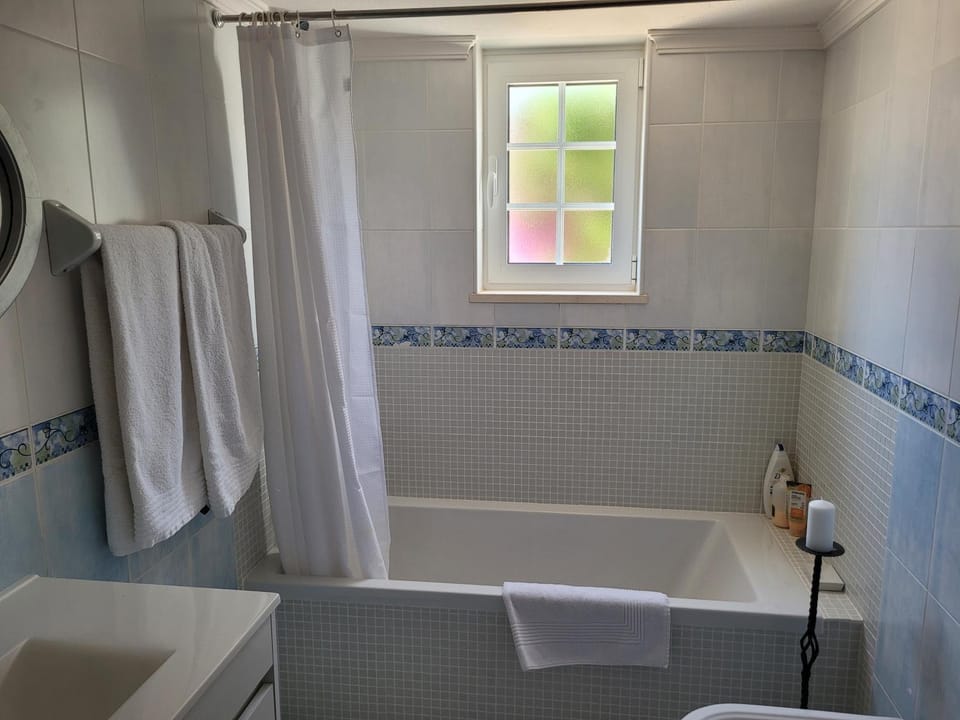 Shower, Toilet, Bathroom, Bath, towels