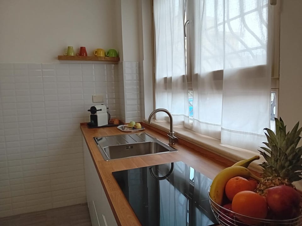Coffee/tea facilities, Kitchen or kitchenette, stove
