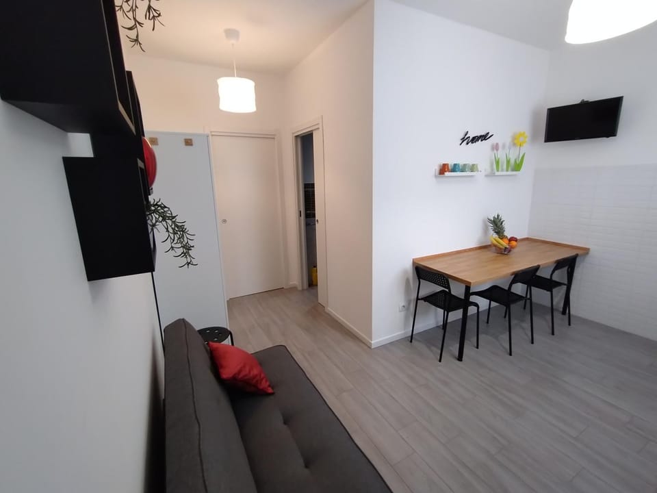 TV and multimedia, Seating area, Dining area