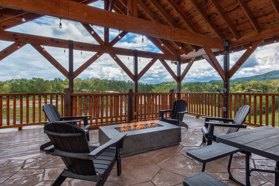 Serenity Mountain Pool Lodge cabin Cabin in Sevierville