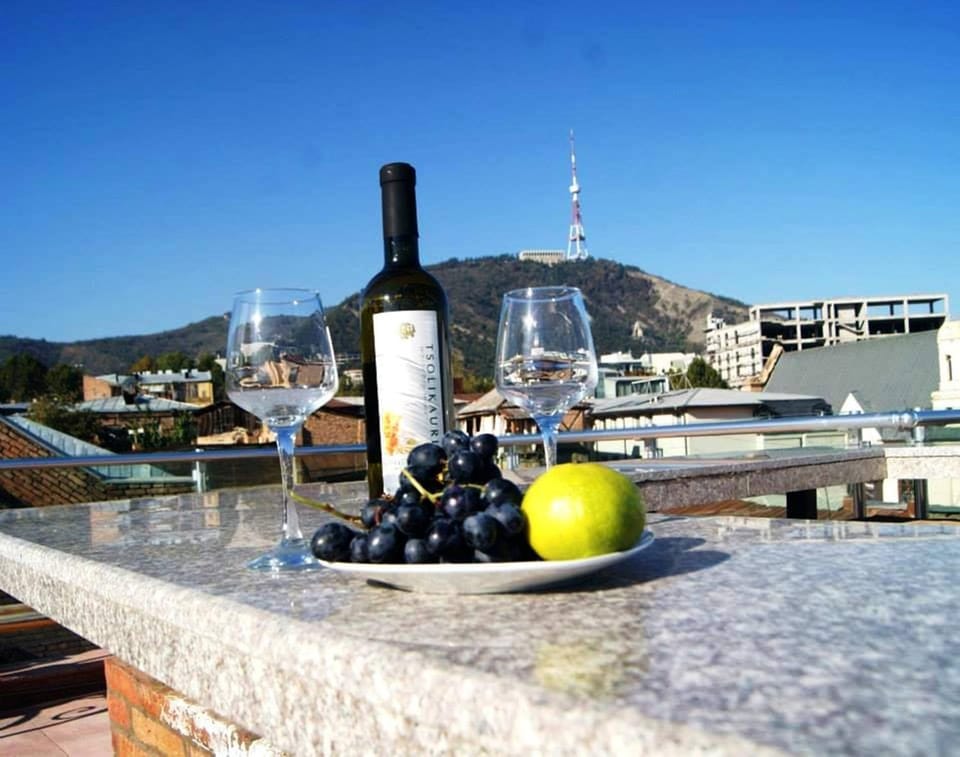 Day, Natural landscape, View (from property/room), Balcony/Terrace, Food and drinks, Dining area, Food, Mountain view, Drinks, Alcoholic drinks, Quiet street view, Inner courtyard view