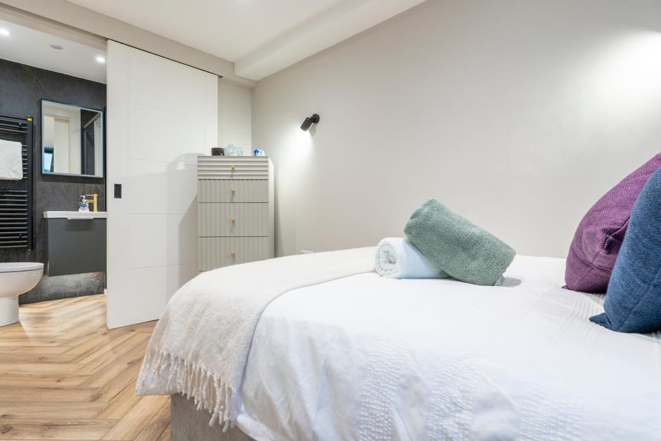 Bed, Bathroom, Bedroom, towels