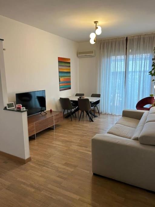 Communal lounge/ TV room, TV and multimedia, Living room, Seating area, Evening entertainment