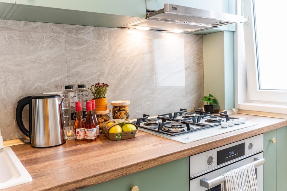 Coffee/tea facilities, Kitchen or kitchenette, stove, toaster