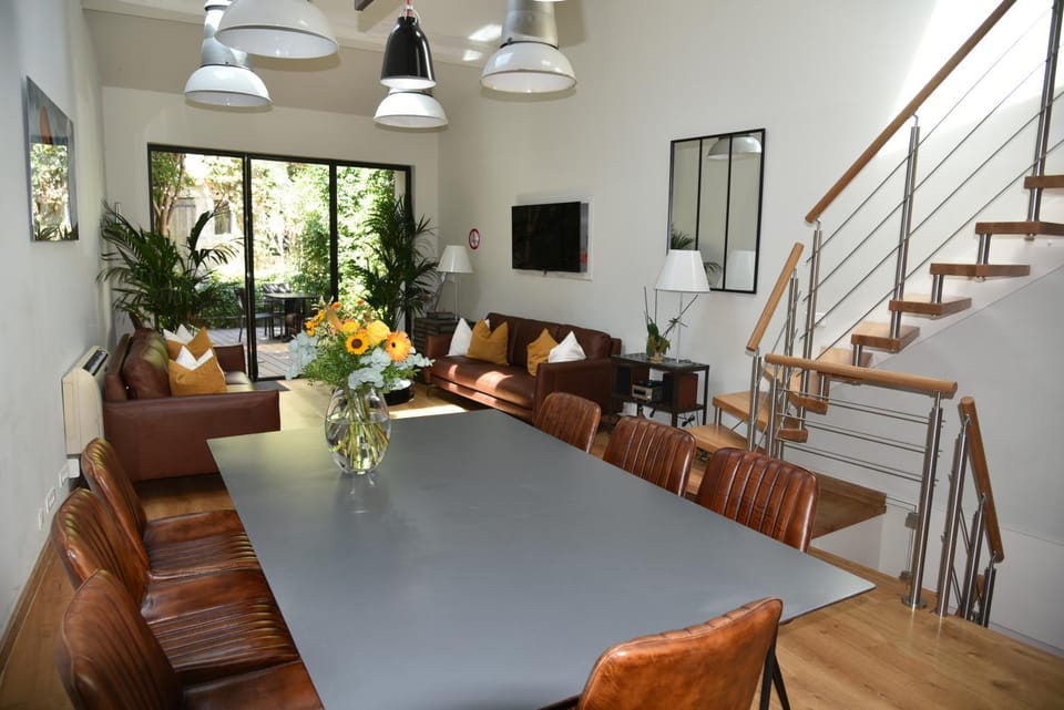 TV and multimedia, Living room, Banquet/Function facilities, Seating area, Dining area, internet, internet