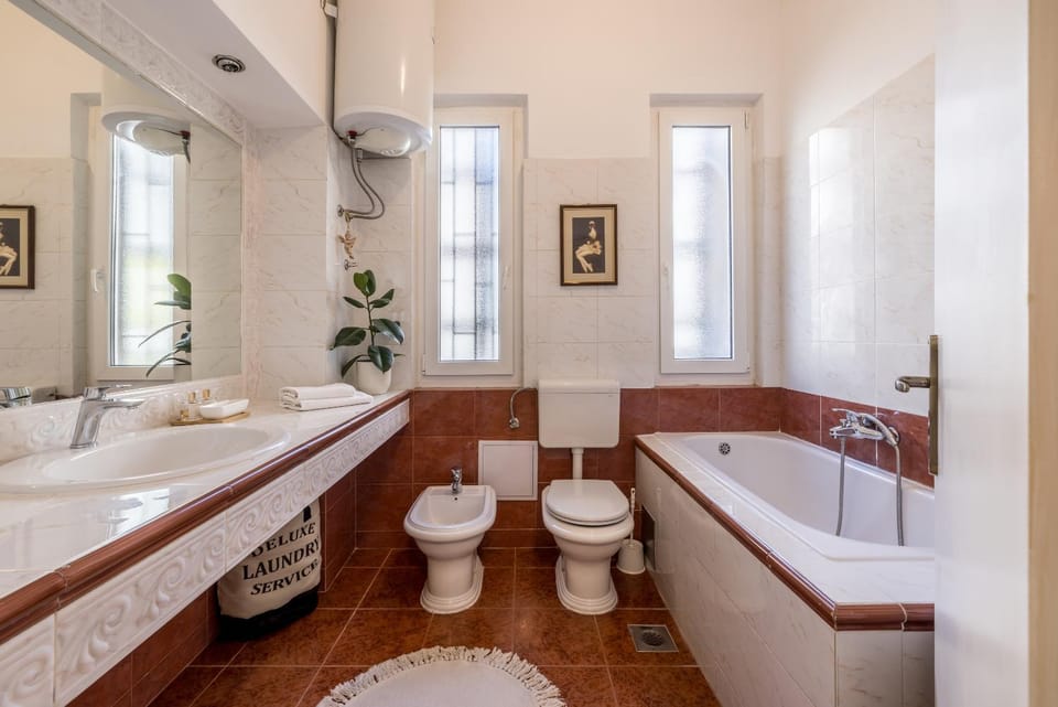 Toilet, Bathroom, Bath, bidet, towels