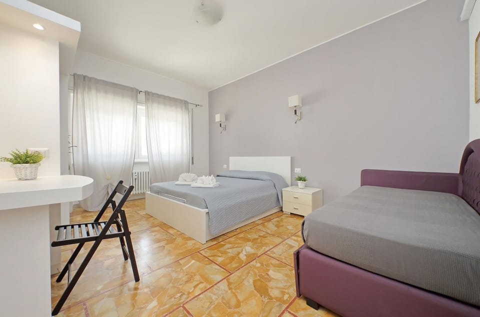 Bed, Photo of the whole room, Seating area, Bedroom