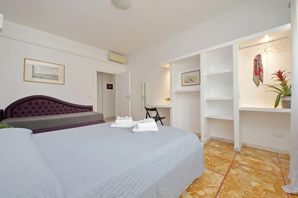 Bed, Living room, Photo of the whole room, Seating area, Bedroom