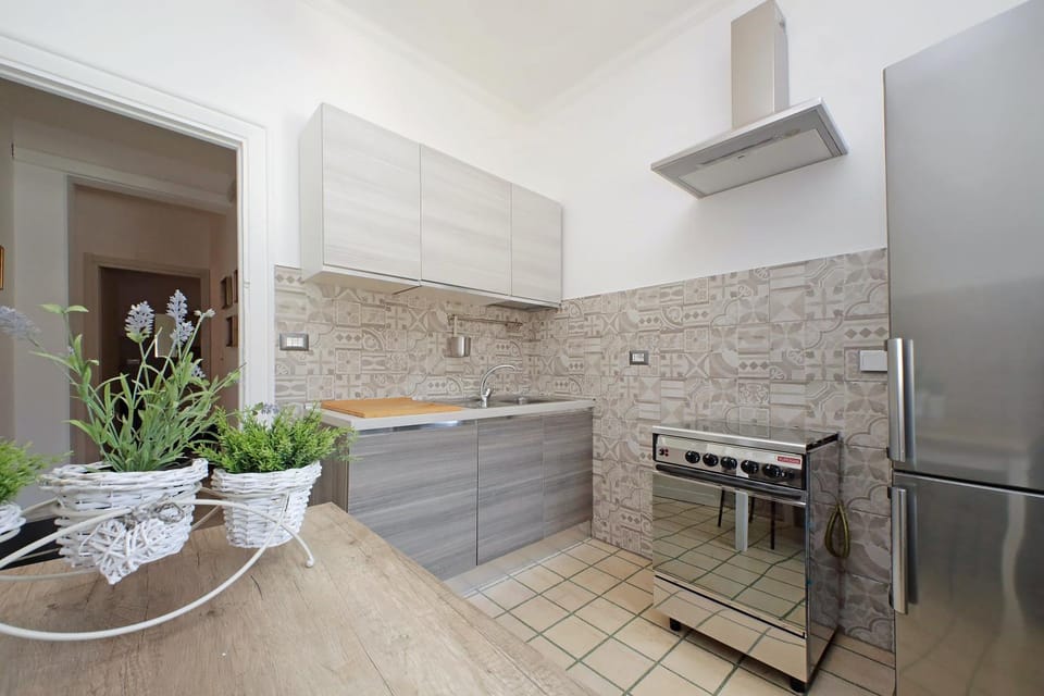 Kitchen or kitchenette, minibar, stove