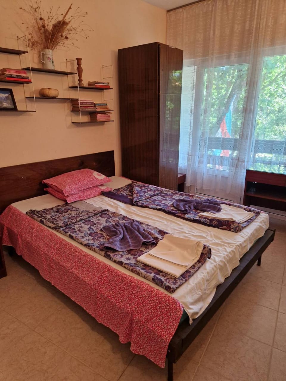Photo of the whole room, Bedroom