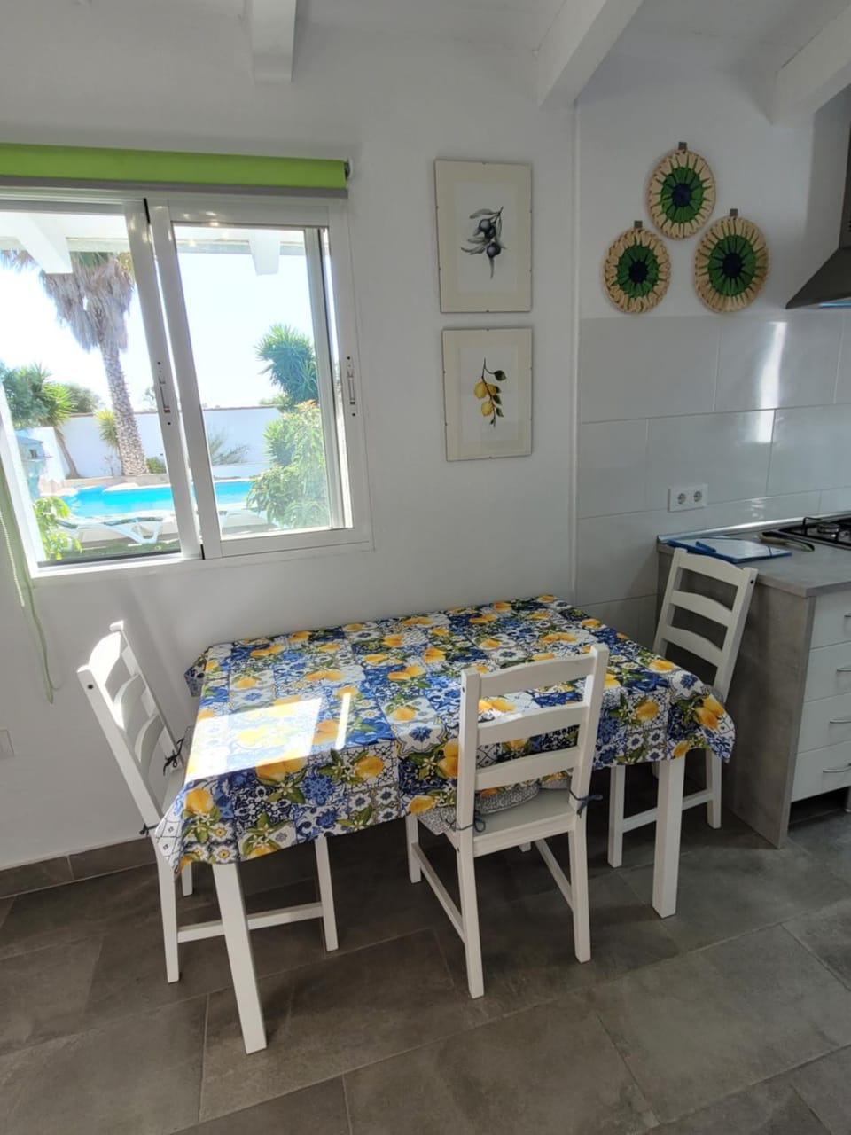 Kitchen or kitchenette, Living room, Seating area, Dining area, Food, Garden view