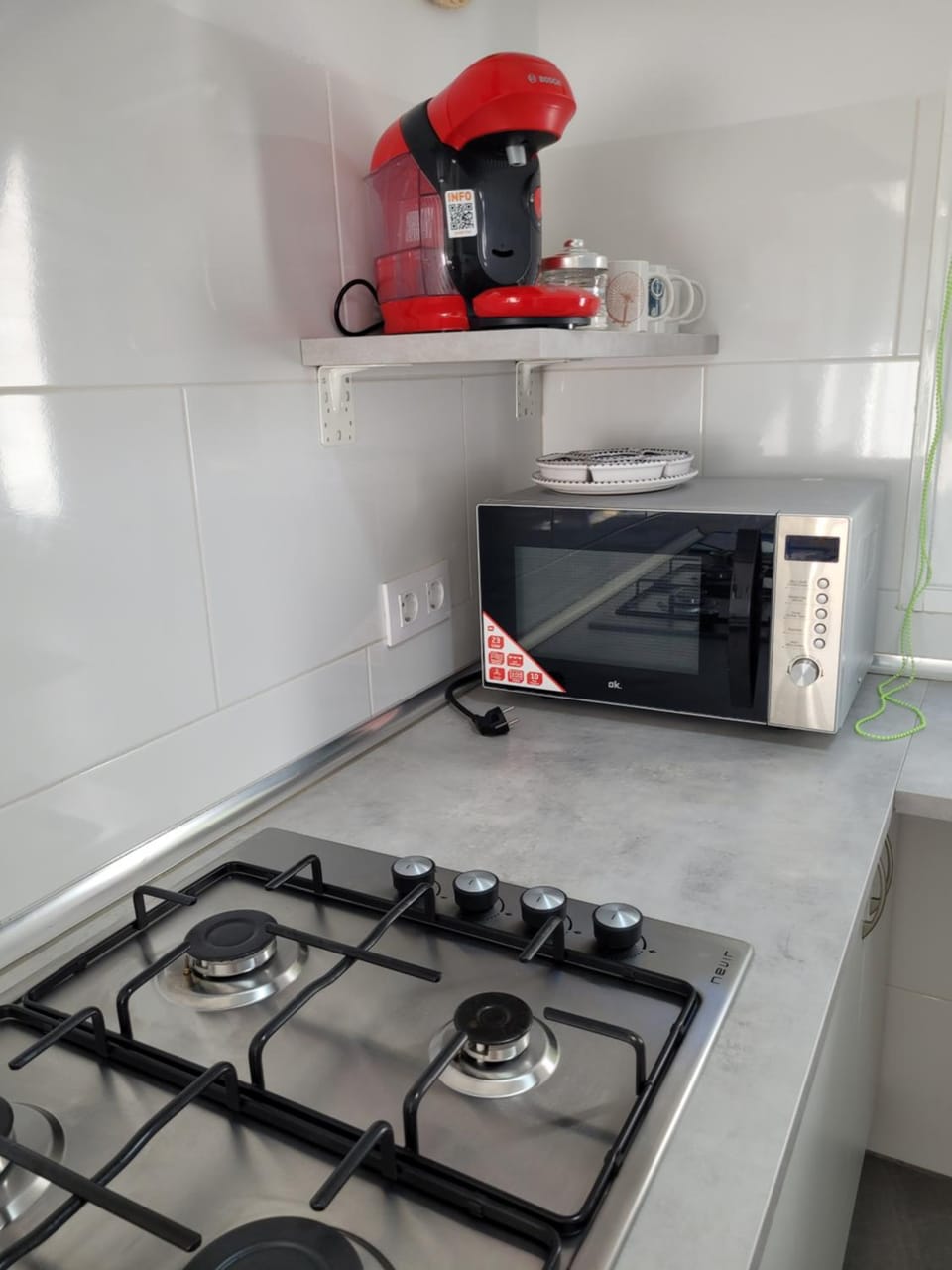 Coffee/tea facilities, Kitchen or kitchenette, microwave, stove, kitchen