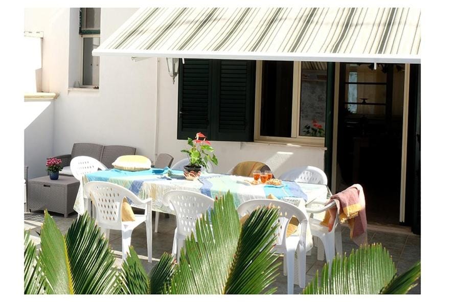 Patio, Day, Dining area