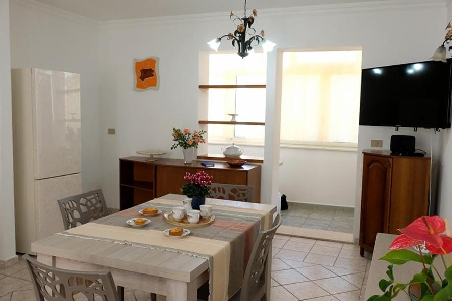 TV and multimedia, Living room, Seating area, Dining area