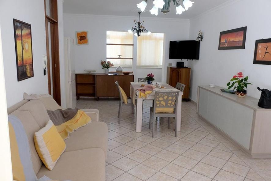 Communal lounge/ TV room, TV and multimedia, Living room, Dining area