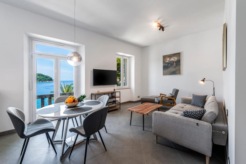 TV and multimedia, Living room, Seating area, Dining area