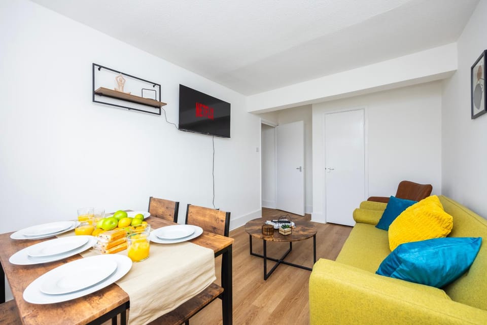 TV and multimedia, Living room, Seating area, Dining area, Evening entertainment, Dinner