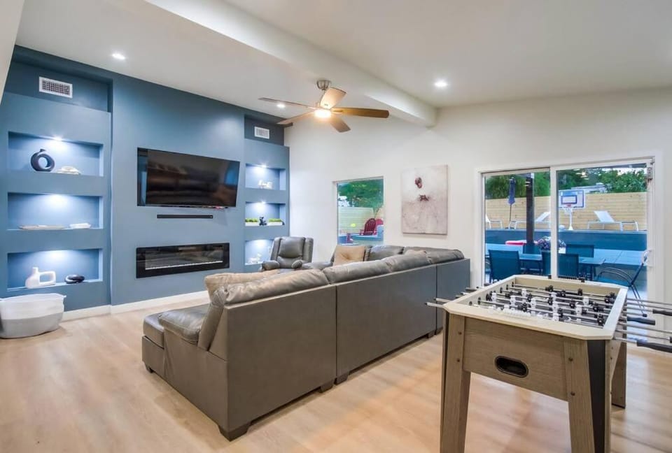 5BR Oasis - Pool, Hot Tub & Luxe Outdoor Retreat House in El Cajon