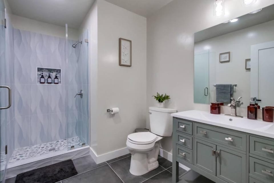 5BR Oasis - Pool, Hot Tub & Luxe Outdoor Retreat House in El Cajon