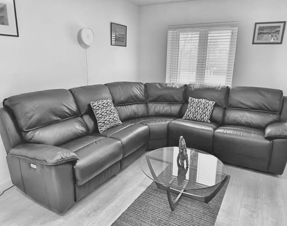 Steps away from Top Attractions, 2 Bed 2 Bath, Cathedral Quarter, Free Parking Apartment in Belfast