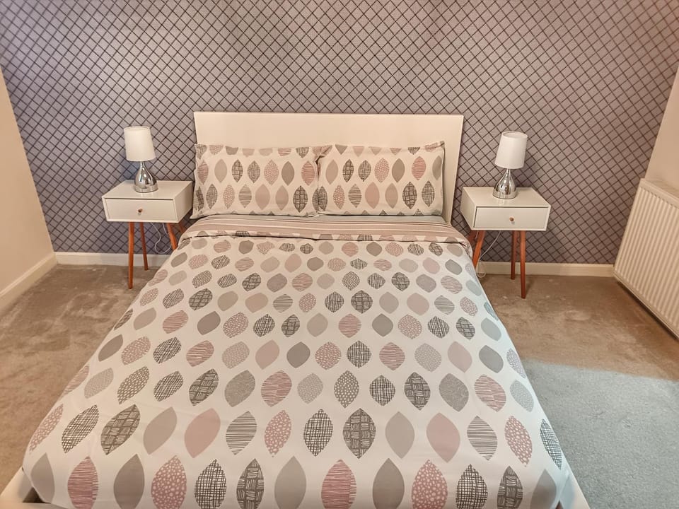 Steps away from Top Attractions, 2 Bed 2 Bath, Cathedral Quarter, Free Parking Apartment in Belfast