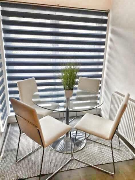 Steps away from Top Attractions, 2 Bed 2 Bath, Cathedral Quarter, Free Parking Apartment in Belfast