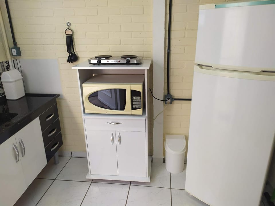 Pousada-Flat-Kitnet Mobiliada c Sala e 40m2 de conforto Apartment in Atibaia